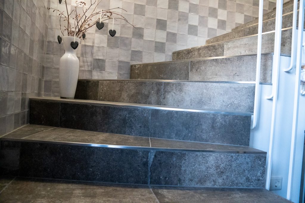 Treppenaufgang aus Bodenfliesen