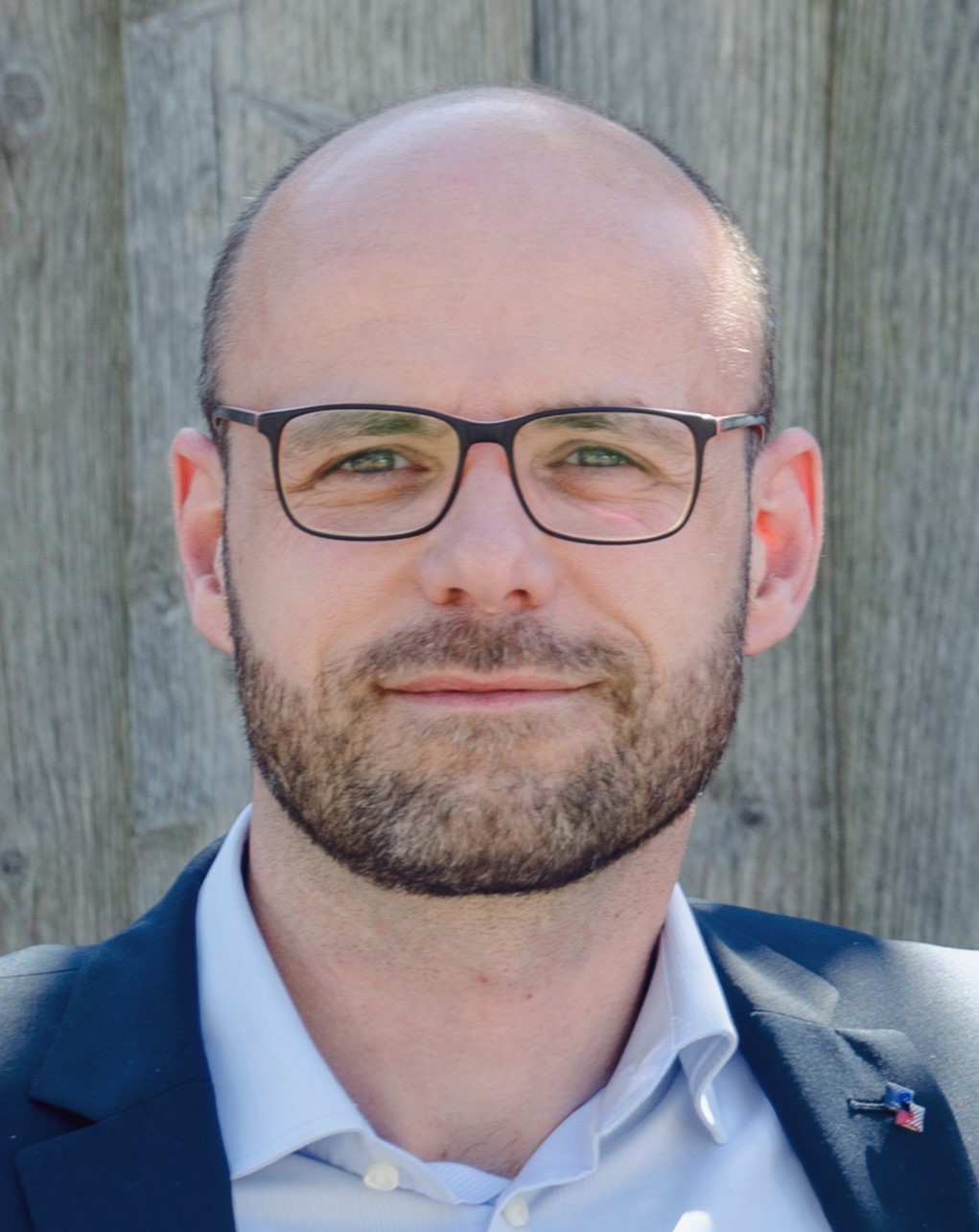 Tobias Huebner-Luecke und Huebner Fliesen Bau-Geschaeftsfuehrer